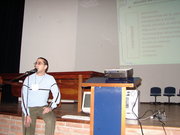 Diego dando la charla (9428 B/77,72 KB)